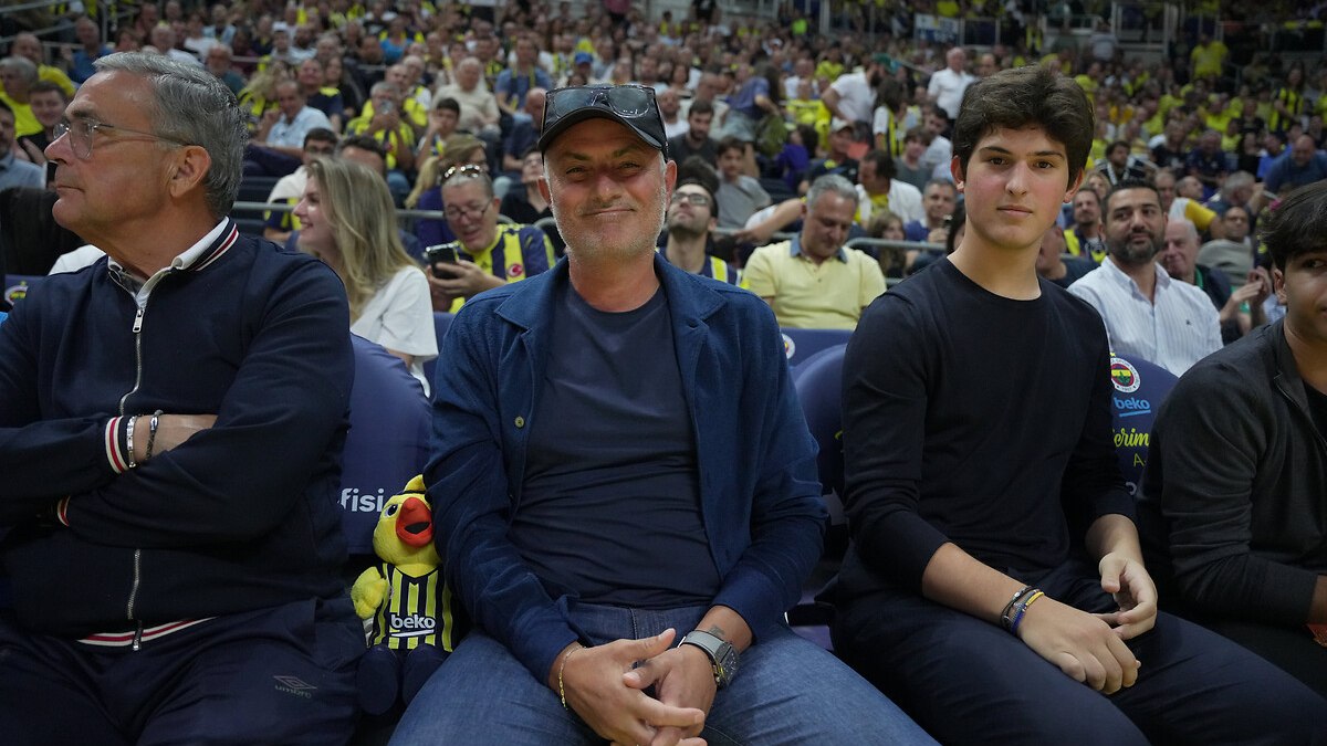 Basketbol maçına giden Jose Mourinho’nun bakışları viral oldu